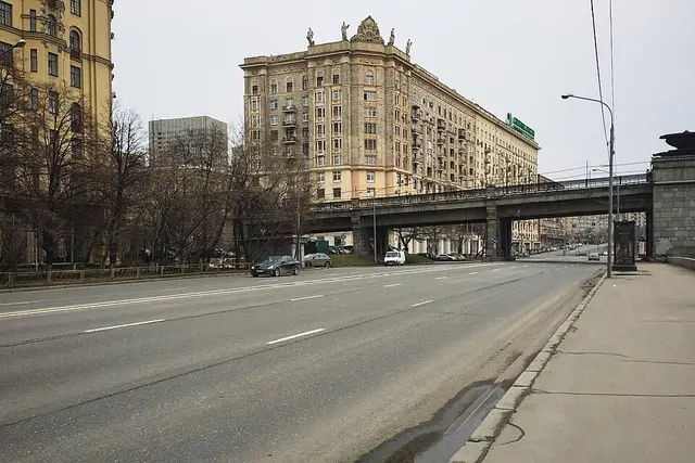 Смоленская набережная, 5/13 — место съёмок фильма «Берегись автомобиля»