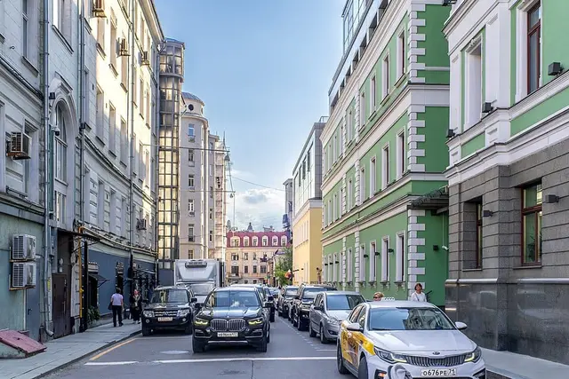 Арбатская площадь — место съёмок фильма «Берегись автомобиля»