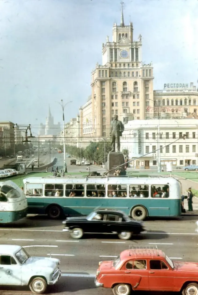 Триумфальная площадь — место съёмок фильма «Москва слезам не верит»