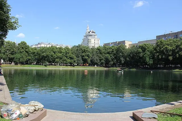 Патриаршие пруды — место съёмок фильма «Мастер и Маргарита»