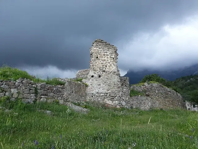 Лучистое — место съёмок фильма «Кавказская пленница, или Новые приключения Шурика»